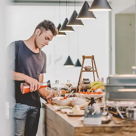 לינה וארוחת בוקר 10 Design & 4*